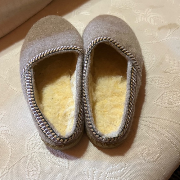 Slippers - Picture 2 of 5